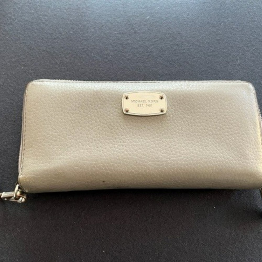 Michael Kors Grey Wallet. Silver zipper and Logo.